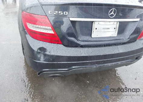 2013 Mercedes-Benz C 250 Sport z USA, uszkodzony, nr VIN WDDGF4HB8DA840737